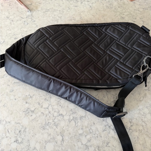 Lug Black Quilted Crossbody Bag “Hovercraft Sling back” - Picture 5 of 13